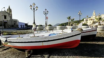 Hafen von Lipari mit Fischerboot und Promenade.
