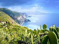 Klippenküste der Liparischen Inseln mit Blick auf Buchten und Meer.