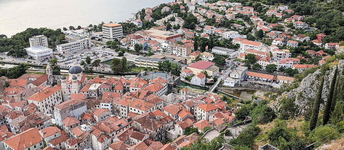 Die Altstadt von Kotor in Montenegro, aus der Vogelperspektive aufgenommen von den Hängen oberhalb der Stadt