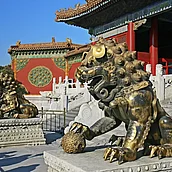 Vergoldete Löwenstatuen am Eingang eines Tempelgebäudes in der Verbotenen Stadt, Peking.